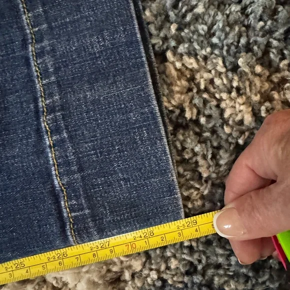 Cabi jeans size 8, flare bottoms - Picture 4 of 5